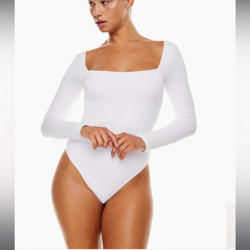 Aritizia Babaton Contour Squareneck Longsleeve Bodysuit